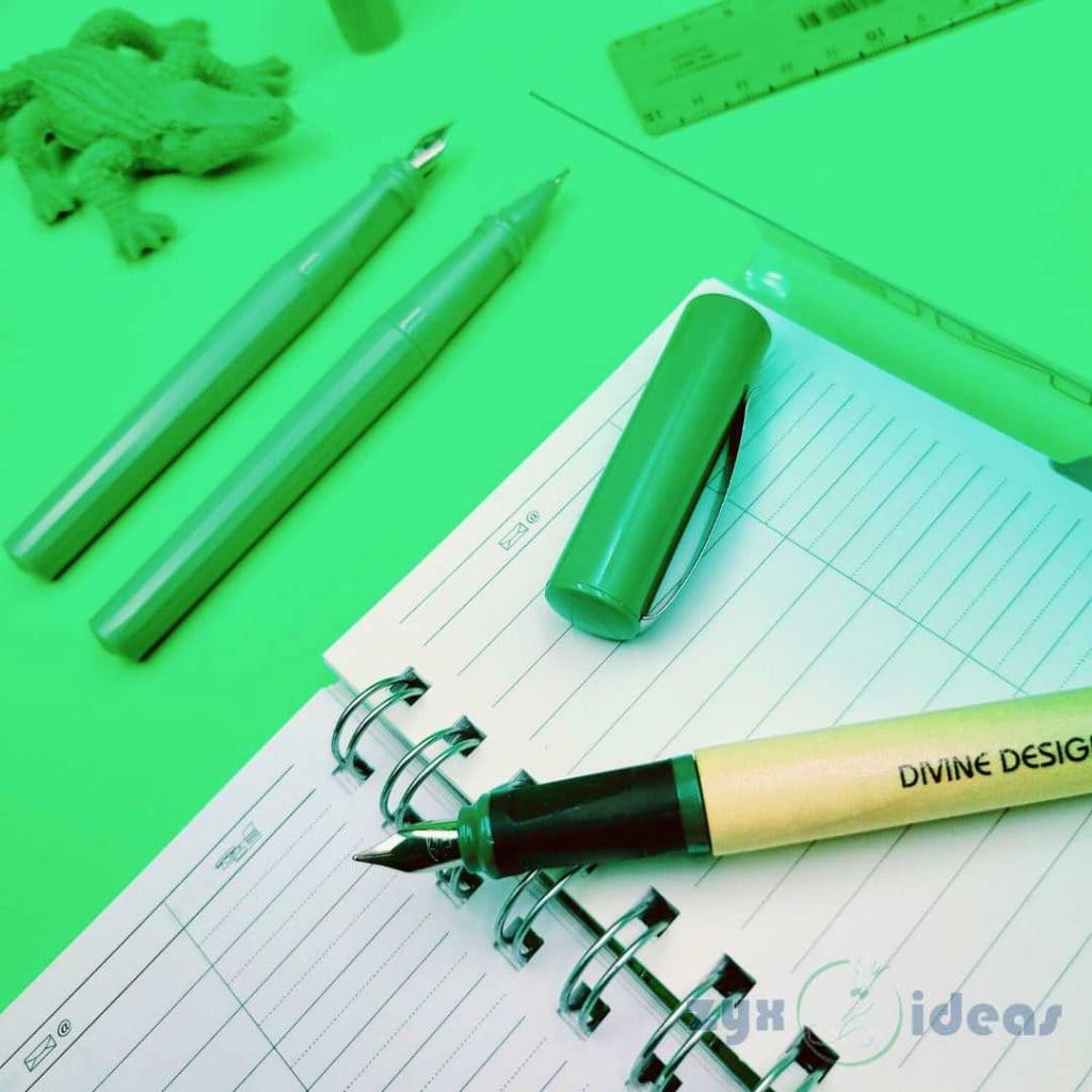 pluma, roller, gomas, regla, verde jungla